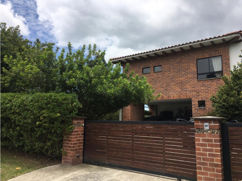 CASA CAMPESTRE de Lujo en Venta en Llano Grande 2.500.000.000 COP