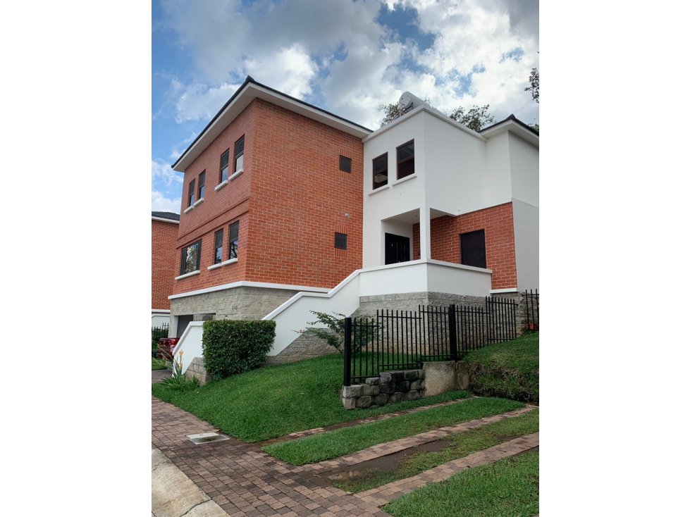 VENDO CASA EN CONDADO NARANJO US490,000 USD