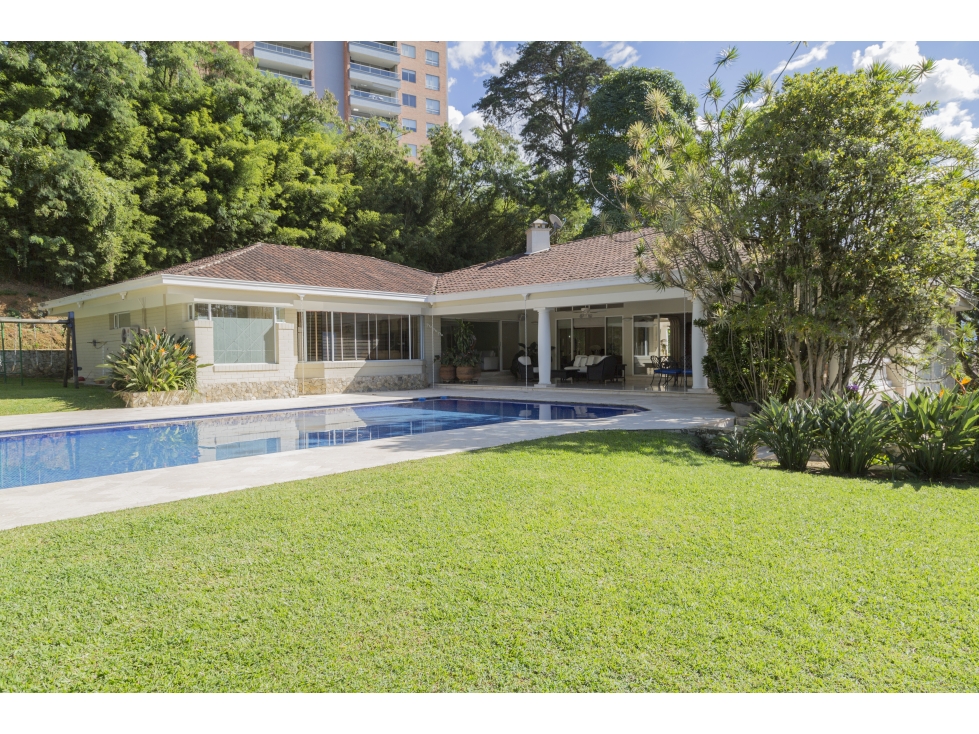CASA A LA VENTA CON PISCINA EN PLENO CORAZÓN DEL POBLADO