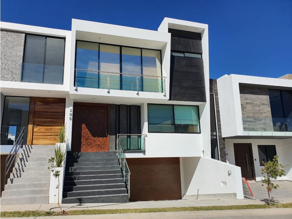 Casa con sótano 321-G en La Cima