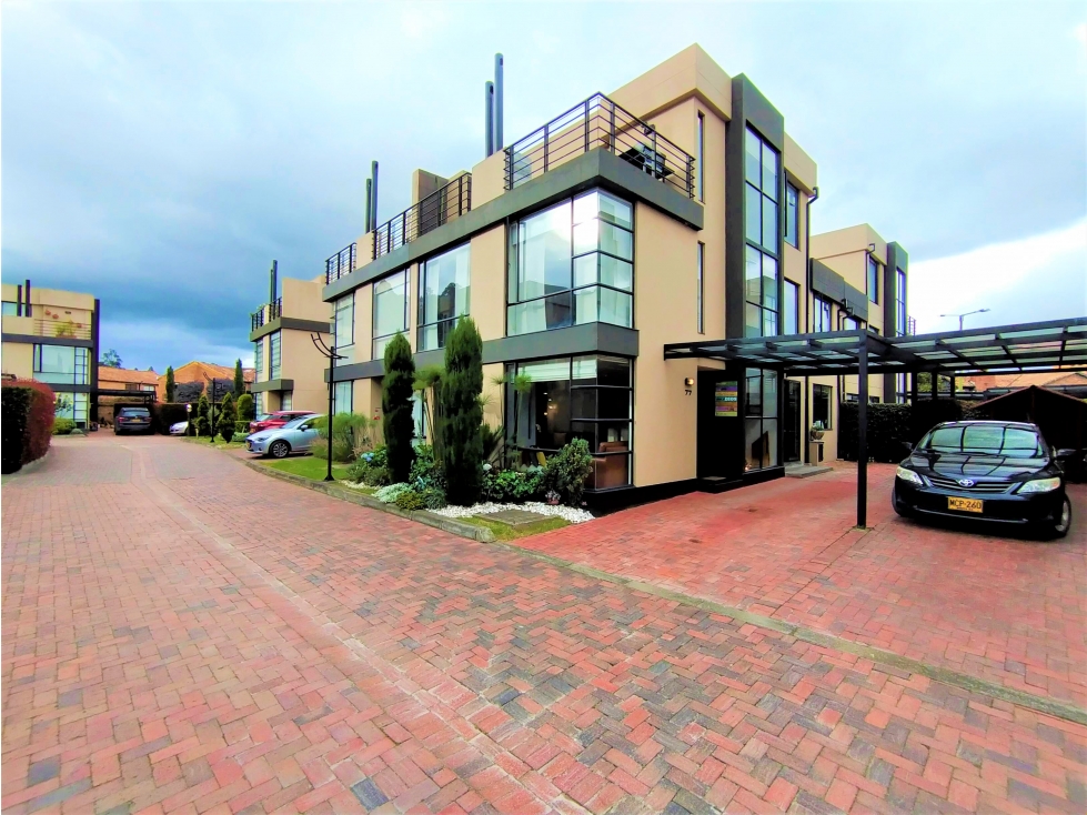 EXCLUSIVA CASA EN VENTA AVALON HILLS CLUBHOUSE- CHIA - $750.000.000 COP