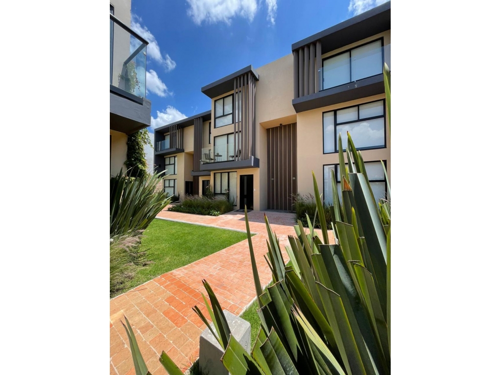 Townhouse En Venta Frente A Sonata En Lomas De Angelópolis