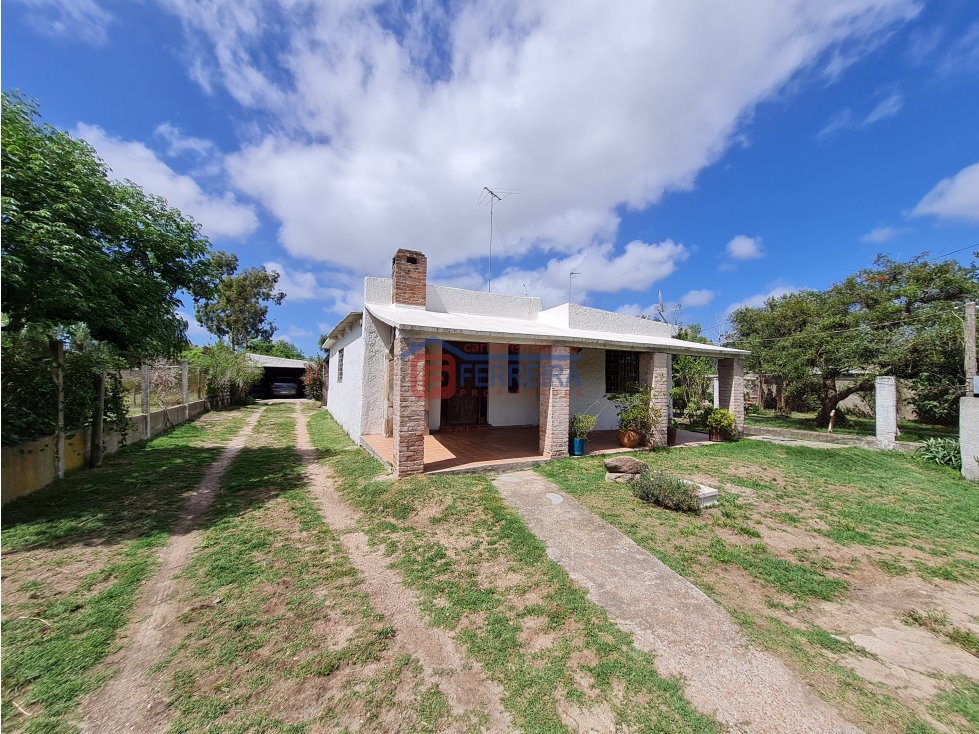 VENDE CASA 2 DORMITORIOS, DEPOSITO, GARAJE Y FONDO