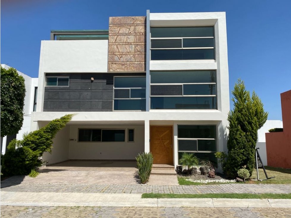 Espectacular casa en venta. 4 recámaras. Lomas de Angelópolis 1